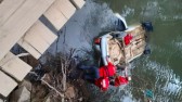 Motorista morre após carro cair de ponte e bater em barranco em SC