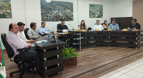 Vereadores realizam indicações visando melhorias em creche do município e poste de luz na área central