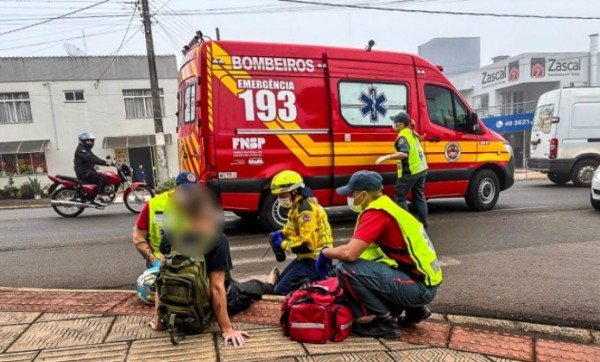 Motociclista fica ferido em acidente no centro