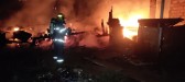 Casa pega fogo e fica destruída após criança brincar com vela