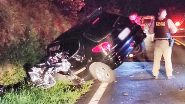 Colisão envolvendo três veículos deixa uma pessoa morta na PR 180