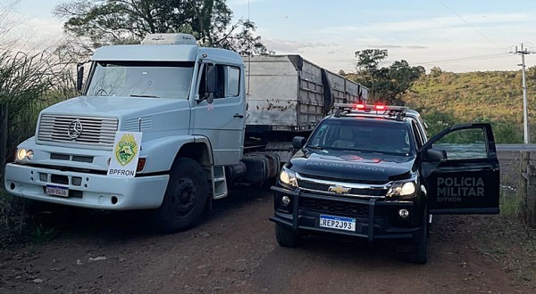 BPFRON apreende carreta carregada com cigarros descaminhados