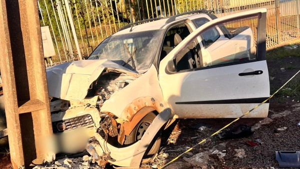 Homem fica ferido após colisão em poste na BR-163