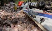 Corpo de motorista é encontrado em meio à carga de carreta após capotamento