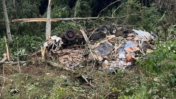 Motorista morre após caminhão carregado com placas solares capotar às margens do Contorno Viário