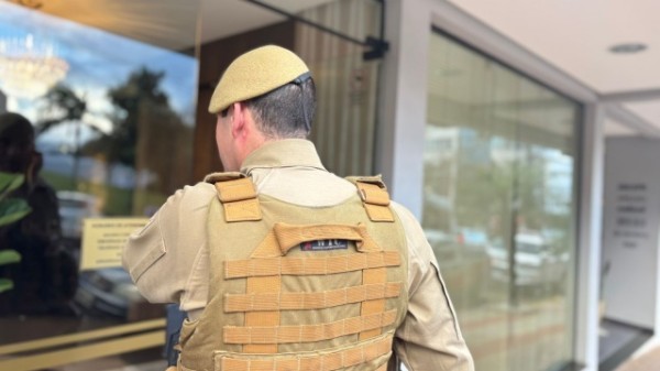 Homem é assaltado e agredido no centro; criminosos fugiram de moto