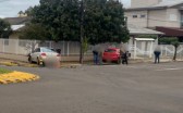 Carros vão parar na calçada após colisão em cruzamento