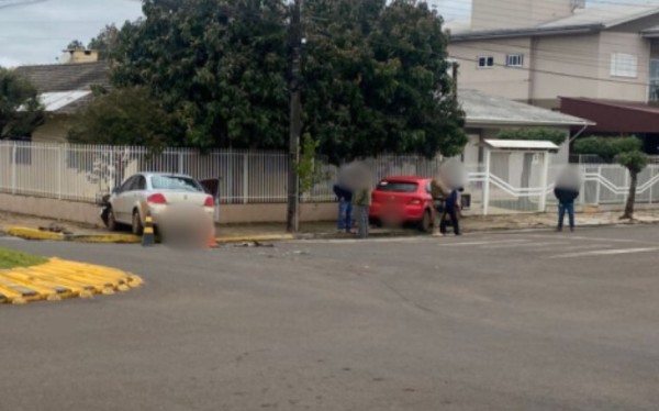Carros vão parar na calçada após colisão em cruzamento
