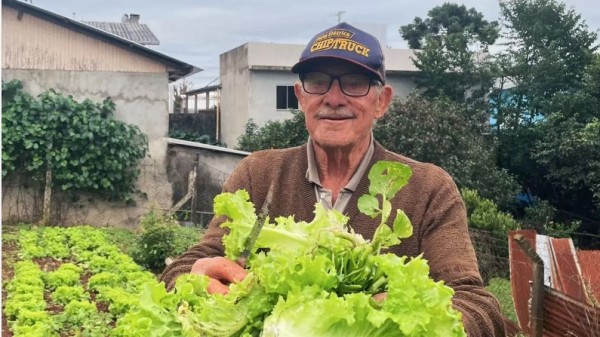 Aos 87 anos, idoso cuida de horta comunitária sozinho há quatro décadas