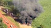 Caminhão pega fogo após colisão e interdita BR-277 por duas horas