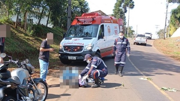 Motociclista fica ferida após colidir com cachorro e cair