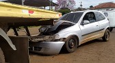 Jovem fica ferida após colidir automóvel na traseira de caminhão guincho