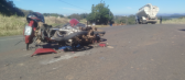 Motociclista morre após colisão com caminhão