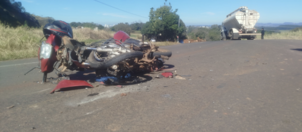Motociclista morre após colisão com caminhão