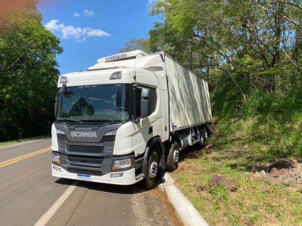 Ao fazer manutenção no caminhão, veículo perde freios e atropela motorista