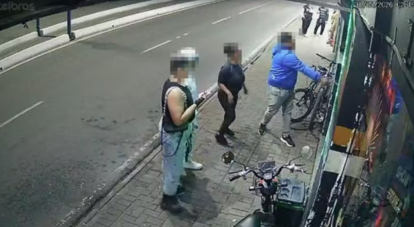 Celular impede tragédia e homem escapa ileso após tiro atingir aparelho