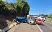 Mulher sofre ferimentos graves em acidente entre trator e caminhonete na BR-282
