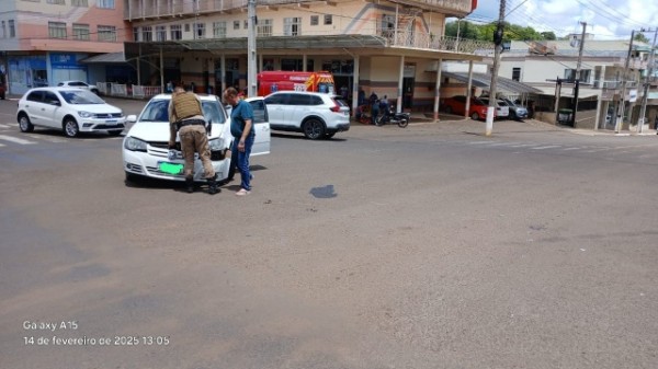 Mulher fica ferida em colisão entre moto e carro