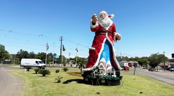 Prefeitura retira decoração de Natal do trevo das BRs 282 e 163