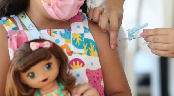 Vacinação protege crianças de sequelas da covid-19