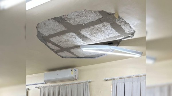 Teto de sala de aula desaba sobre alunos em escola e deixa criança ferida