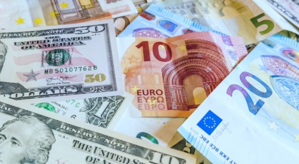 Euro alcança paridade com o dólar pela primeira vez desde 2002
