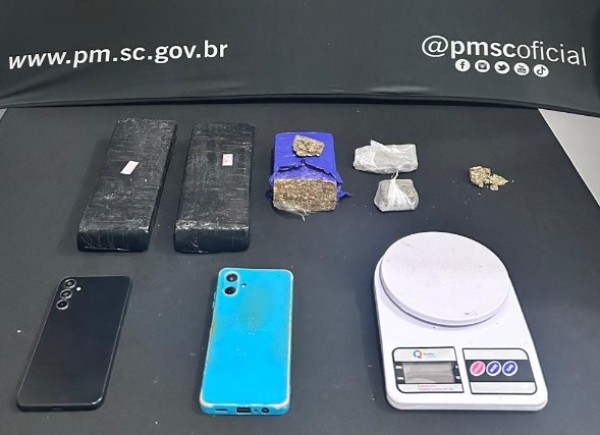 Dois homens são presos com mais de 1,6 quilo de maconha por tráfico de drogas