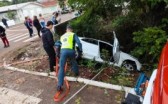 Carro sai da pista e fica à beira do rio em Mondaí; idoso é resgatado