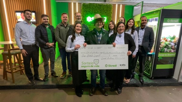 Sicredi entrega prêmio de mais de R$ 8 mil a associado durante abertura da Festa do Chapéu de Palha