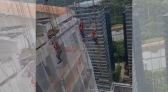 Operários ficam pendurados em andaime de 180 metros de altura e um deles morre em SP