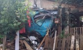 Caminhão fica sem freio e invade residência