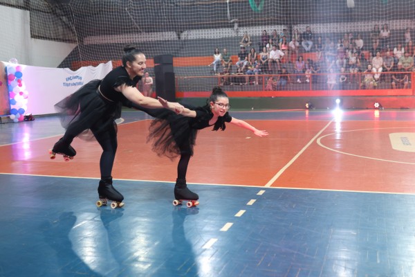Espetáculo de Patinação Artística encanta público em grandioso evento no Ginásio Bragamate