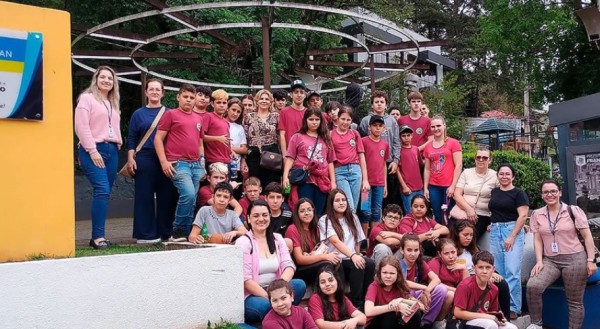 Alunos de Barracão visitam pontos turísticos