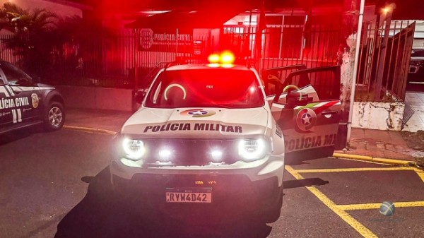 Homem é preso após agredir companheira com cabo de pá