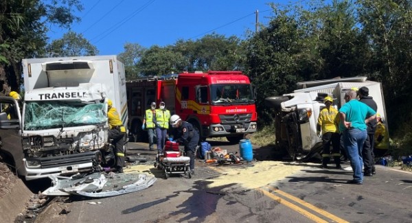 Acidente entre caminhões mobiliza resgate aéreo no Oeste de SC