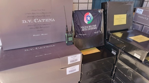 Homem é preso com 300 garrafas de vinho argentino em carro rebaixado