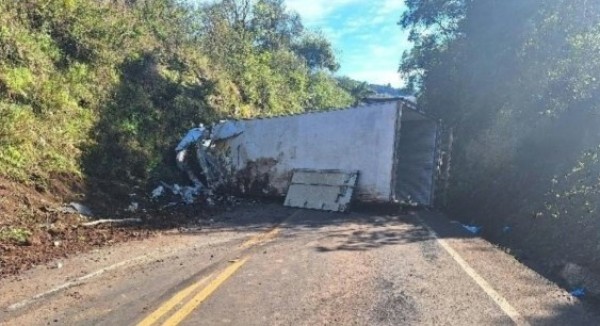 Caminhão fica destruído e motorista sai ileso após acidente em pequena cidade de SC