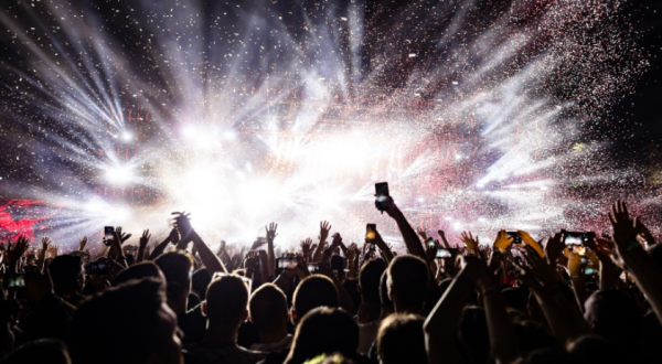 Quase um quarto dos brasileiros já se endividou para ir a shows, aponta pesquisa