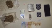Homem tenta se esconder de policiais e é preso com grande quantidade de drogas