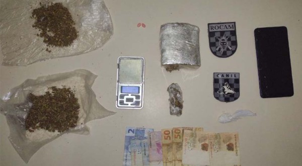 Homem tenta se esconder de policiais e é preso com grande quantidade de drogas