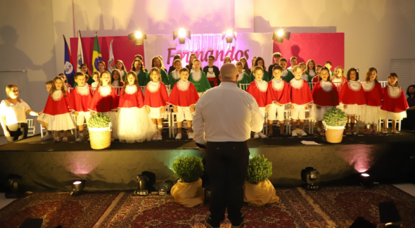 Escola Tia Jô celebra formatura de alunos com noite especial em Barracão