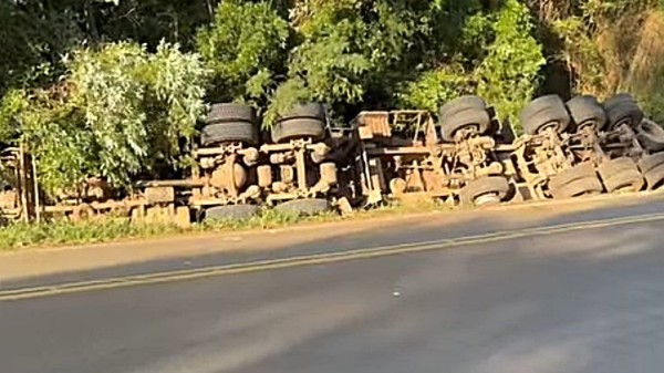 Caminhão tomba para evitar colisão frontal na PR-182