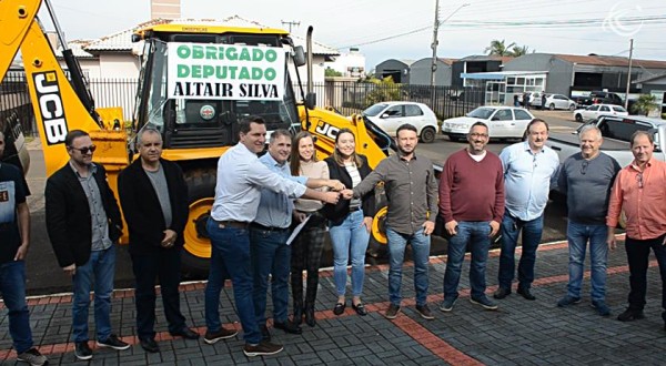 Deputado Altair Silva entrega oficialmente retroescavadeira ao município