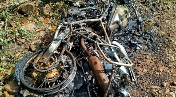 Motocicleta fica completamente destruída por incêndio