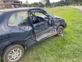 Jovem fica ferido após colisão entre carro e carreta