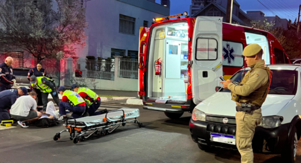 Ciclista fica ferido após colisão com carro no centro