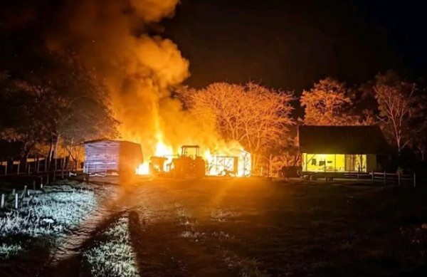 Incêndio destrói curral e mata gado e suínos em propriedade rural