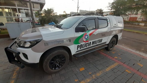 Três moleques, um a cavalo outro de bicicleta dão apoio para furto de moto