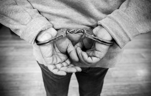 Tentativa de entrada no presídio com drogas termina em prisão de mulher