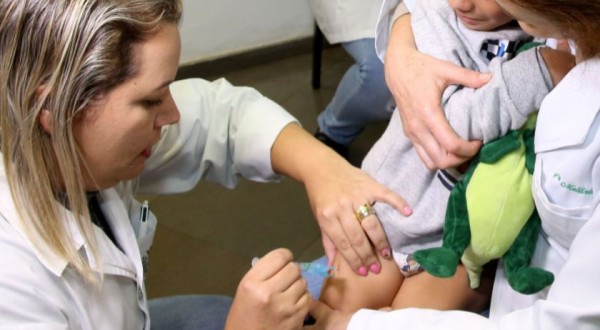 Atualizar a carteira de vacinação protege crianças e jovens em passeios e viagens